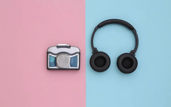 Mini Leitor Cassetes Áudio Com Auscultadores Estéreo Num Fundo Azul — Fotografia de Stock