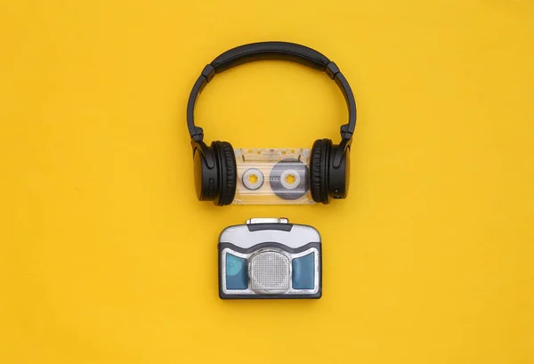 Mini Reproductor Audio Con Auriculares Estéreo Sobre Fondo Amarillo Vista —  Fotos de Stock