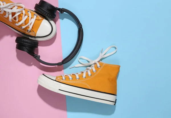 Retro Sneakers Med Stereo Hörlurar Blå Rosa Bakgrund Ovanifrån — Stockfoto