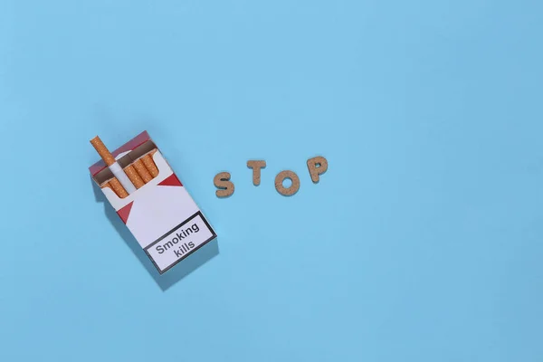 别再抽烟了蓝色背景的香烟包 — 图库照片