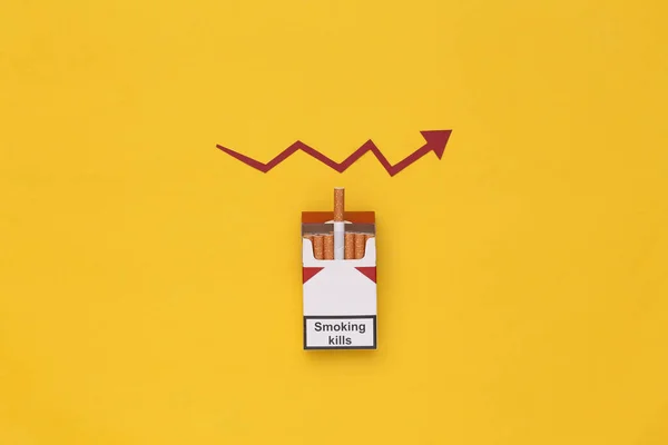 Zigarettenschachtel Und Wachstumspfeil Auf Gelbem Hintergrund — Stockfoto