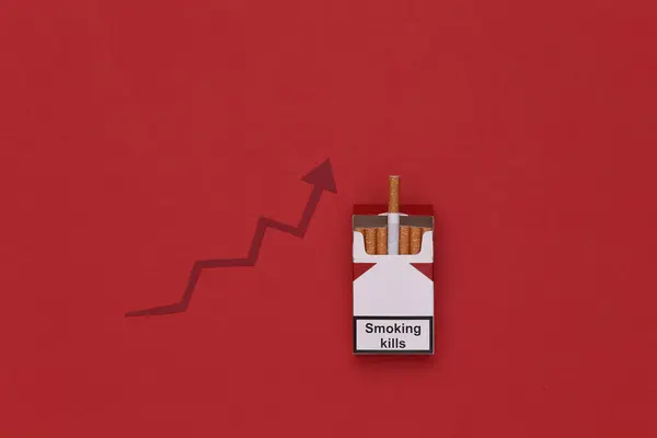 Bir Paket Sigara Kırmızı Arka Planda Bir Büyüme Oku — Stok fotoğraf