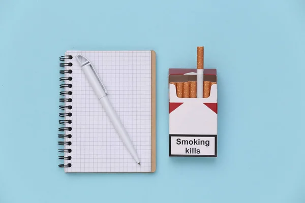 Egy Doboz Cigaretta Notebook Kék Háttérrel Dohányzás Függőség Kezelése — Stock Fotó