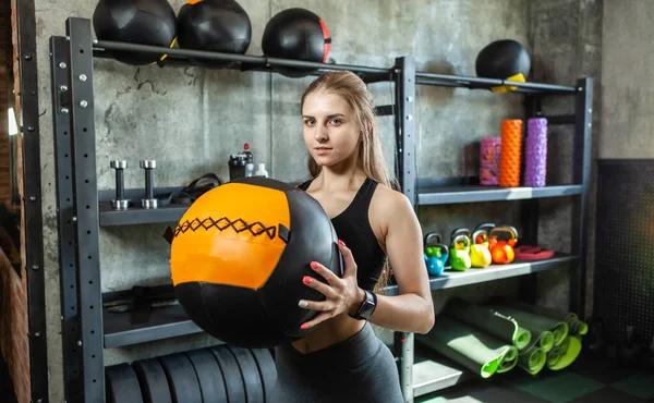 Modelo Fitness Femenino Joven Haciendo Ejercicio Con Balón Medicina Gimnasio — Foto de Stock