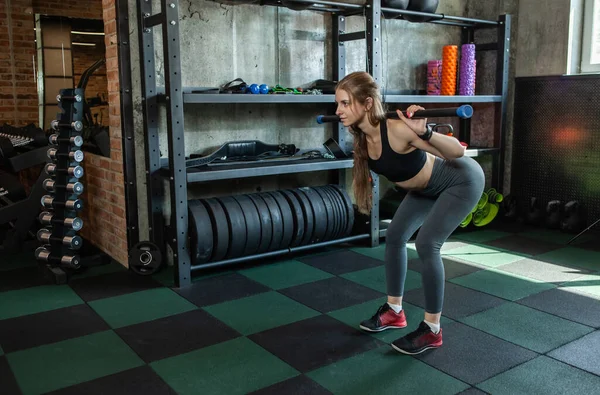 Jonge Aantrekkelijke Fitness Vrouw Oefenen Met Body Bar Sportschool — Stockfoto