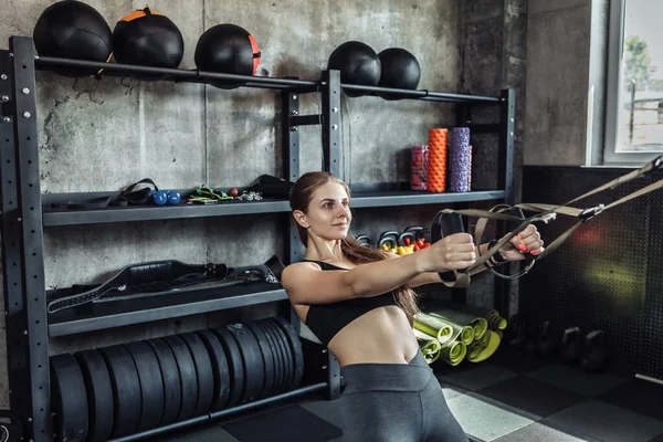Fit Mulheres Treinamento Com Alças Fitness Trx Ginásio Bela Senhora — Fotografia de Stock