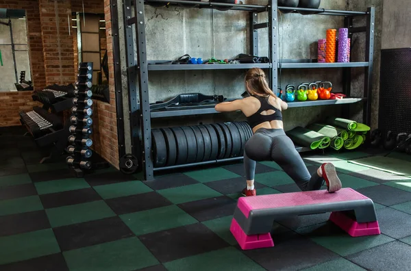 Jonge Fitte Vrouw Traint Beenspieren Stap Platform Sportschool — Stockfoto