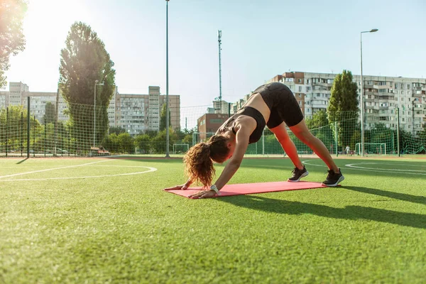 Neşeli Sağlıklı Bir Kadın Yoga Egzersizi Yapıyor — Stok fotoğraf