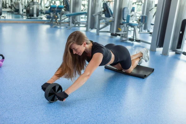 Slim Attraente Donna Allenamento Muscoli Addominali Con Ruota Palestra Moderna — Foto Stock