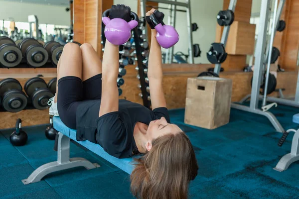 Tânăra Femeie Fitness Antrenează Mușchii Pectorali Kettlebells Mâini Timp Stă — Fotografie, imagine de stoc