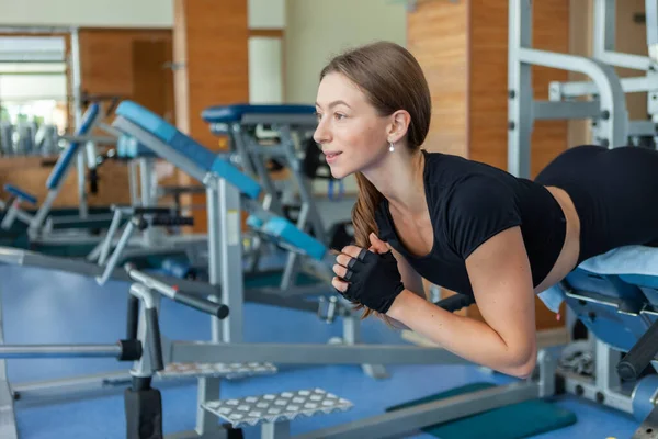 Junge Fitte Schlanke Frau Sportbekleidung Trainiert Ihren Rücken Hyperextension Gerät — Stockfoto