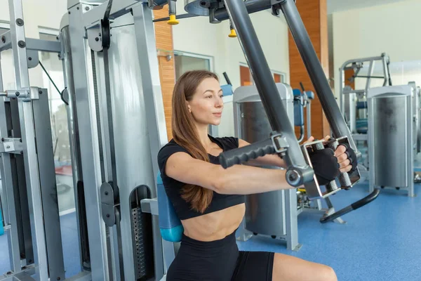 Mujer Joven Forma Haciendo Ejercicio Gimnasio Máquina Peck Deck Entrenamiento — Foto de Stock