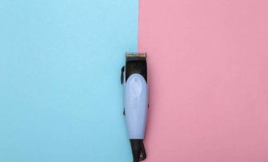 Pembe pastel arka planda saç makasıyla. Üst görünüm