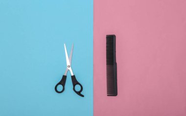 Pembe mavi pastel arka planda tarak ve makas. Berber aleti. Üst görünüm