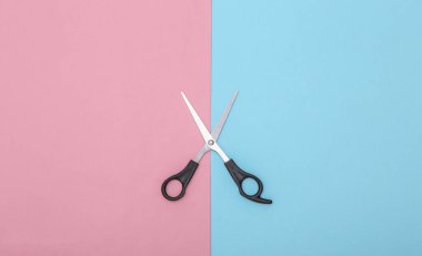 Pembe mavi arka planda makas. Üst görünüm.