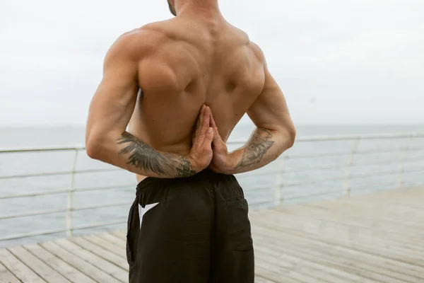 Homem Muscular Com Tronco Fazendo Ioga Com Namaste Nas Costas — Fotografia de Stock