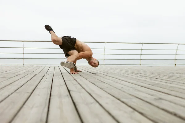 Muskulös Bodybuilder Mannen Står Sina Armar Stranden — Stockfoto