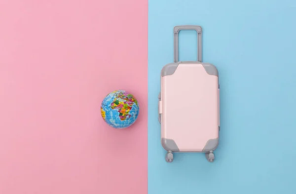 Cestovní Koncept Mini Plastový Cestovní Kufr Glóbus Růžové Modré Pastelové — Stock fotografie