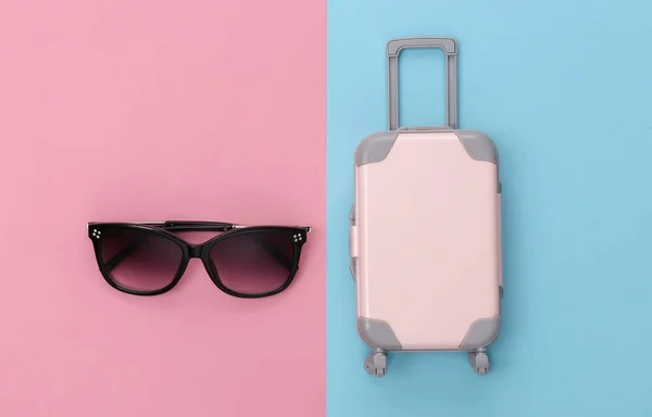 Ταξιδιωτική Ιδέα Μίνι Πλαστική Βαλίτσα Ταξιδιού Και Γυαλιά Ηλίου Ροζ — Φωτογραφία Αρχείου