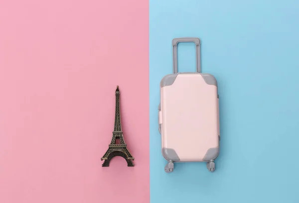 Подорожував Парижу Міні Пластикова Туристична Валіза Статуетка Ейфелевої Вежі Рожевому — стокове фото