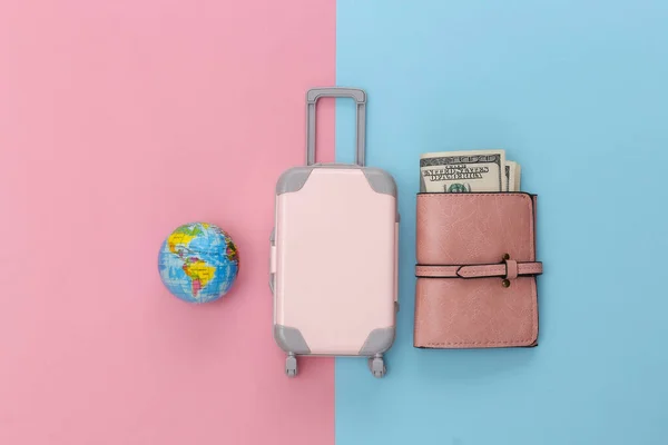 Ταξιδιωτική Ιδέα Μίνι Πλαστική Βαλίτσα Ταξιδιού Σφαίρα Και Τσάντα Ροζ — Φωτογραφία Αρχείου