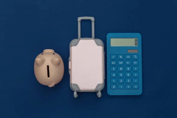 Cestovní Výdaje Mini Plastový Cestovní Kufr Kalkulačkou Pasem Prasečí Bankou — Stock fotografie