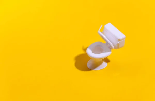 Mini Weiße Toilette Auf Gelbem Hintergrund Mit Tiefem Schatten Minimalismus — Stockfoto
