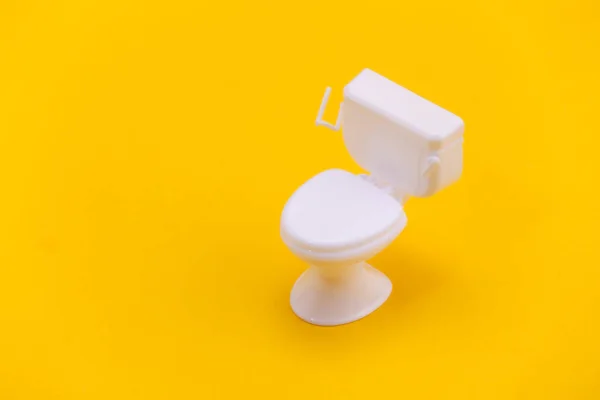 Mini Weiße Toilette Auf Gelbem Hintergrund Minimalismus Ansicht Von Oben — Stockfoto