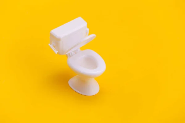 Mini Weiße Toilette Auf Gelbem Hintergrund Minimalismus Ansicht Von Oben — Stockfoto