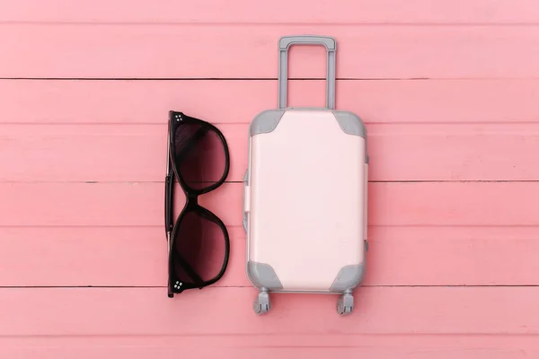 Επίπεδες Διακοπές Lay Και Ταξίδια Planing Έννοια Μίνι Πλαστική Βαλίτσα — Φωτογραφία Αρχείου