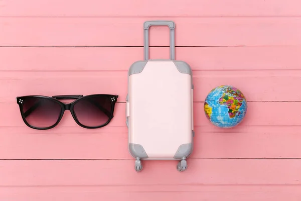 Flat Lay Vakantie Reizen Planing Concept Mini Plastic Reiskoffer Zonnebril — Stockfoto