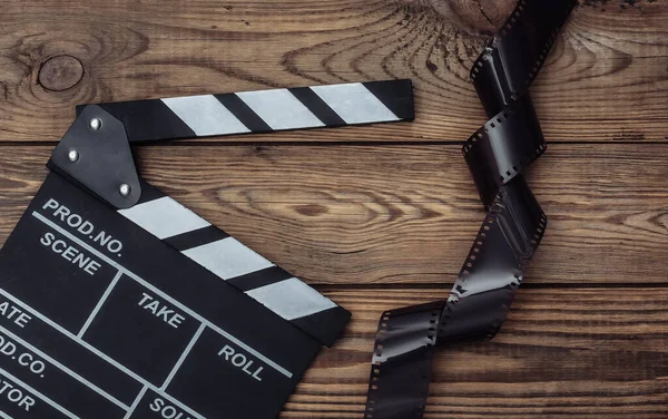 Folienklappbrett Mit Folienband Auf Holzgrund Kinobranche Unterhaltung Ansicht Von Oben — Stockfoto