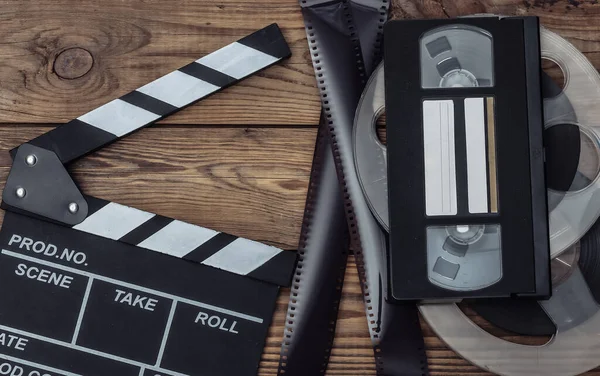 Film Clapper Styrelse Film Rulle Tejp Och Videokassett Trä Bakgrund — Stockfoto