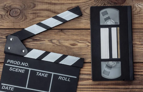 Filmklappbrett Und Videokassette Auf Holzgrund Kinobranche Unterhaltung Ansicht Von Oben — Stockfoto