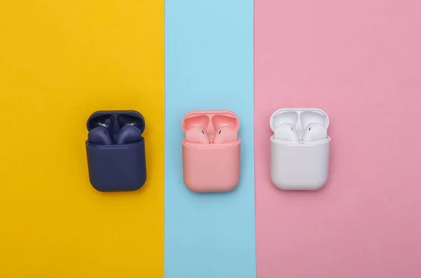 Diferentes Colores Auriculares Inalámbricos Con Funda Carga Sobre Fondo Pastel — Foto de Stock