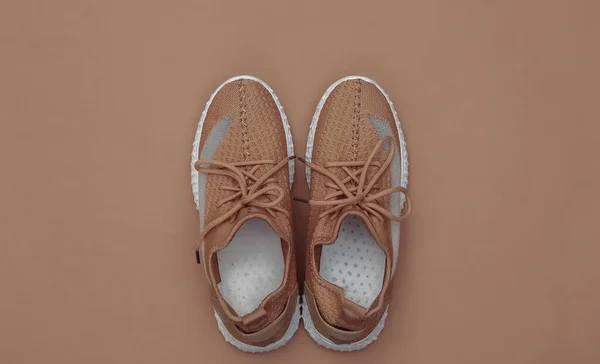 Sepatu Olahraga Tekstil Dengan Latar Belakang Coklat Tampilan Atas — Stok Foto