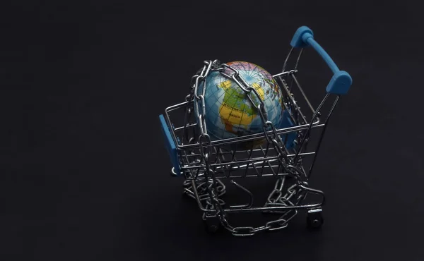 Mini Carrito Compras Globo Envuelto Una Cadena Acero Sobre Fondo — Foto de Stock