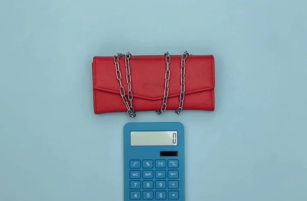 Dompet Kulit Dibungkus Rantai Baja Dan Kalkulator Dengan Latar Belakang — Stok Foto