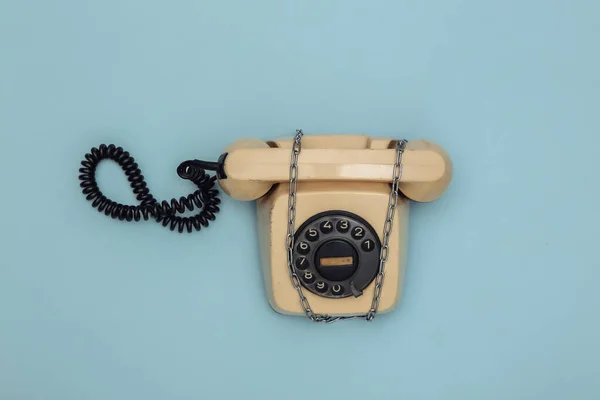 Roterande Telefon Insvept Stålkedja Blå Bakgrund Ovanifrån — Stockfoto