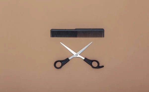 Comb Scissors Brown Background Barber Tool Top View — Stock Photo, Image