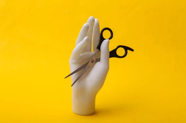 Mannequin Mano Sosteniendo Tijeras Pelo Sobre Fondo Amarillo Concepto Belleza — Foto de Stock