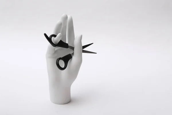 Mannequin Hand Houden Van Haar Schaar Witte Achtergrond Minimalisme Schoonheidsconcept — Stockfoto