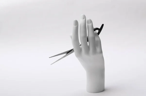 Mannequin Hand Houden Van Haar Schaar Witte Achtergrond Minimalisme Schoonheidsconcept — Stockfoto