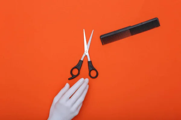 Mannequin Hand Houden Haar Schaar Kam Oranje Achtergrond Minimalisme Schoonheidsconcept — Stockfoto