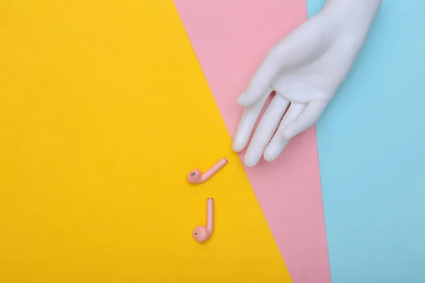 Mano Blanca Menequin Auriculares Inalámbricos Color Rosa Sobre Fondo Pastel — Foto de Stock