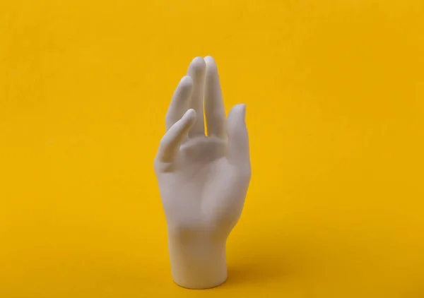 Mano Maniquí Blanco Sobre Fondo Amarillo Minimalismo Concepto Moda — Foto de Stock