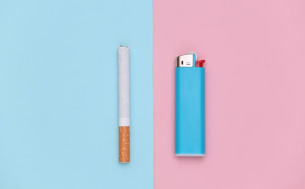 蓝色粉刷底色的香烟和打火机 — 图库照片