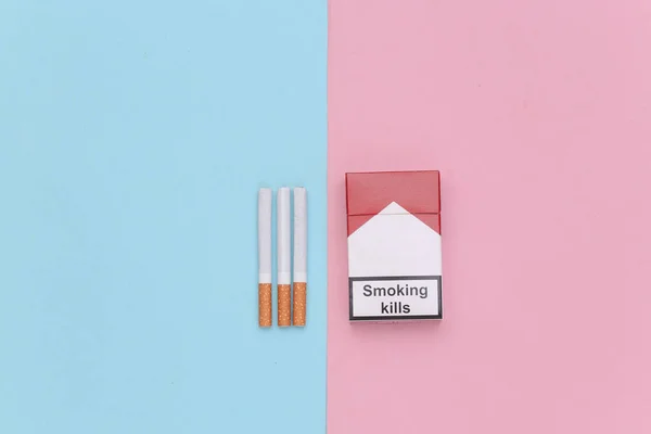 Cigarett Med Förpackning Blå Rosa Pasta — Stockfoto