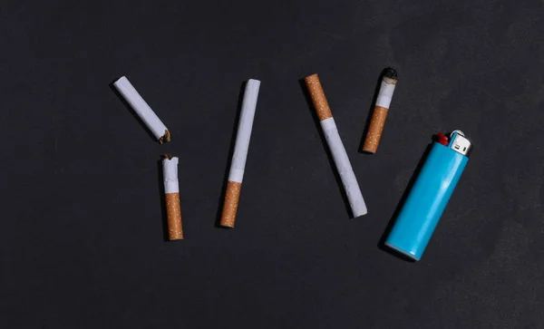 Sigarette Accendino Fondo Nero Vista Dall Alto — Foto Stock