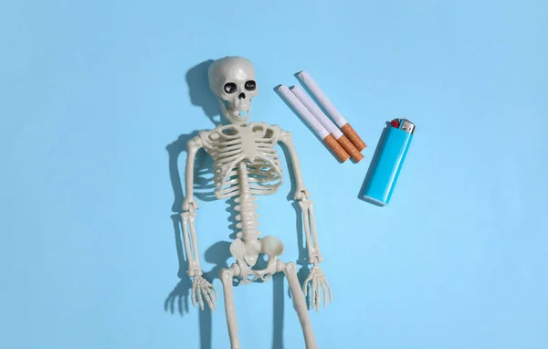 Csontváz Cigarettával Élénk Kék Háttérrel Dohányzás — Stock Fotó